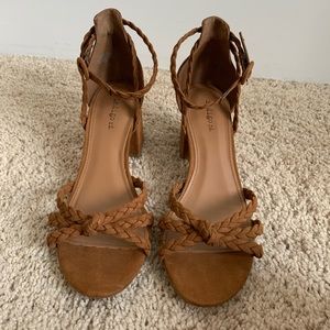 Brown braided sandals, short heel